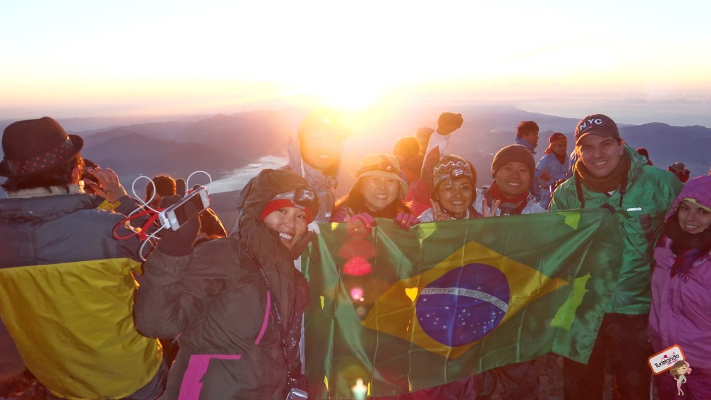 Nossa turma felize com a conquista de subir até o topo do Fuji-San!!!