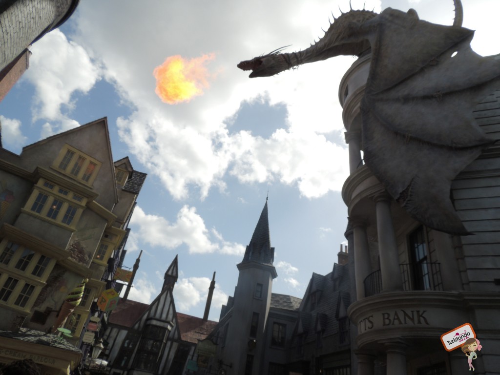 Por dentro da Diagon Alley, tomei uma baita susto com o dragão soltando fogo de verdade pela boca