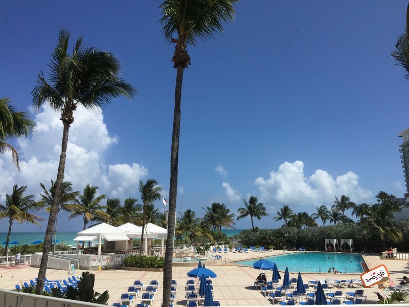 Área da piscina do Deauville Beach Resort em Miami Beach