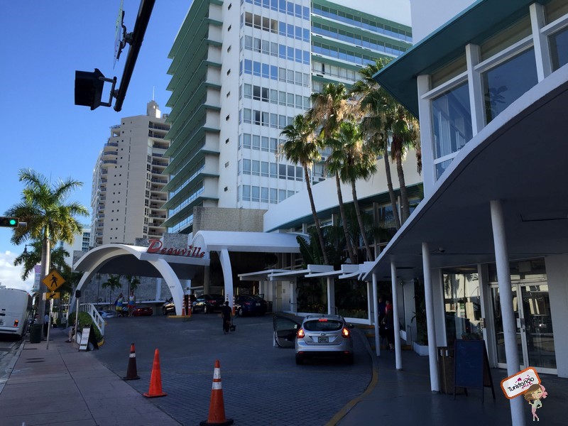 Fachada do Deauville Beach Resort em Miami Beach