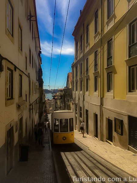 elevador da bica bairro alto lisboa